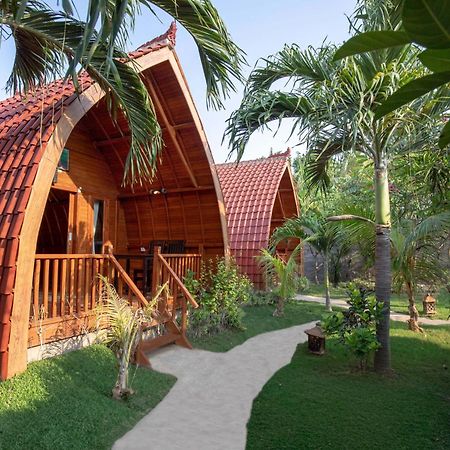Made Taro - Menjangan Homestay Banyuwedang Exterior foto